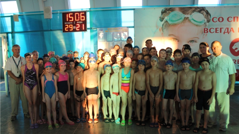 В бассейне Физкультурно - оздоровительного комплекса "Атал" прошли первые квалификационные соревнования по плаванию под девизом «Главный рекорд - здоровье!».