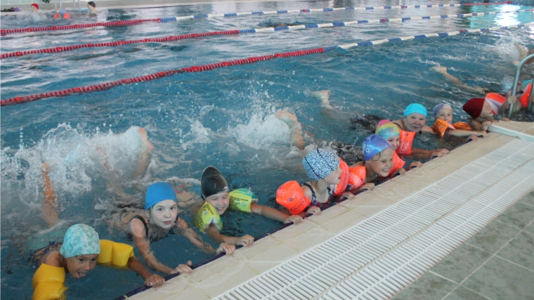 Плавание в бассейне - основа укрепления здоровья.  Оздоровительные лагеря регулярно посещают бассейн ФОК "Атал".