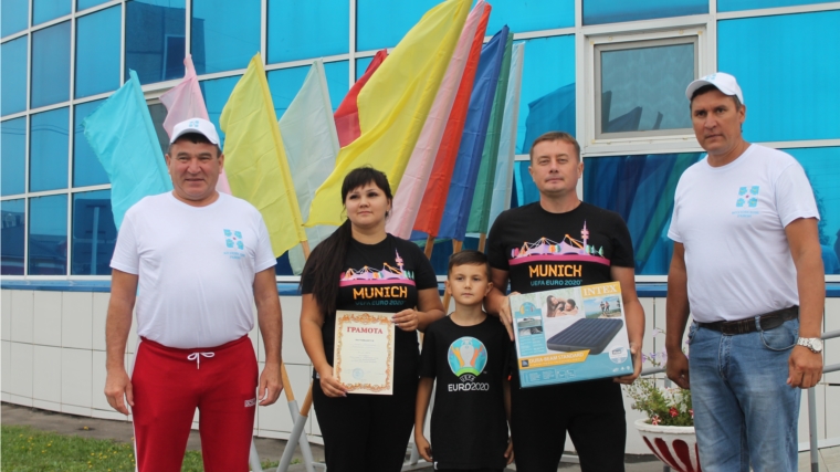 Спортивный праздник в городе Козловка продолжила семейная легкоатлетическая эстафета "Папа, мама, я - спортивная семья".