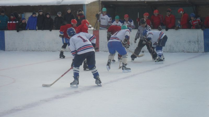 На хоккейной площадке встретились команды «Титан»  Козловка и «Аниш» Марпосад